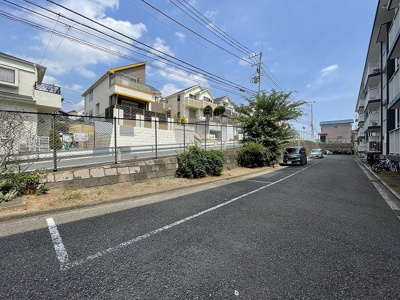 【駐車場】 | シャルムすみれが丘 | いつでも目の届く敷地内に駐車場があります♪お車をお持ちの方におすすめです！