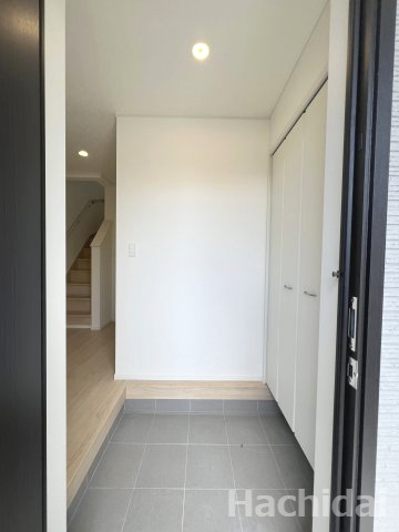高浜市芳川町第6　新築戸建＜全1棟＞の玄関