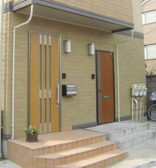 杉並区高円寺南３丁目のアパートのエントランス