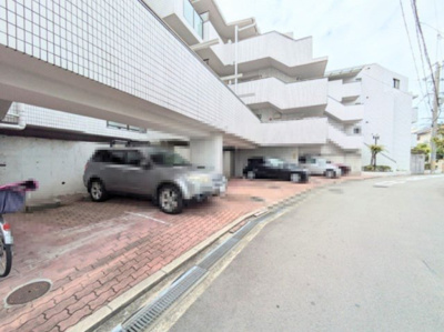 【駐車場】 | ライオンズマンション豊中上野東第2 | 現在ご返済中のカーローン・カードローン・教育ローンなどを住宅ローンに一本化したり、家具家電購入費用・引越し費用を住宅ローンと組み合わせるなど、お客さまにメリットの多い住宅ローンのご提案が可能です。