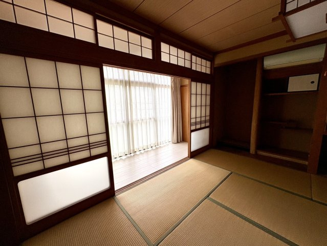 「庭付き南向き」高知市春野町平和　中古一戸建ての和室|縁側からの光が障子を通り柔らかく照らしてくれます。