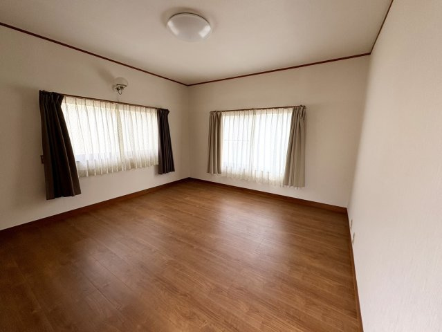 「庭付き南向き」高知市春野町平和　中古一戸建ての洋室|照明＆カーテン付き☆2階の洋室。