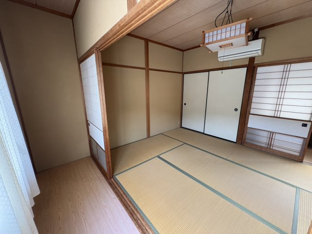 「庭付き南向き」高知市春野町平和　中古一戸建ての和室|窓と和室の間に板の間があると寒い時期の防寒効果も◎