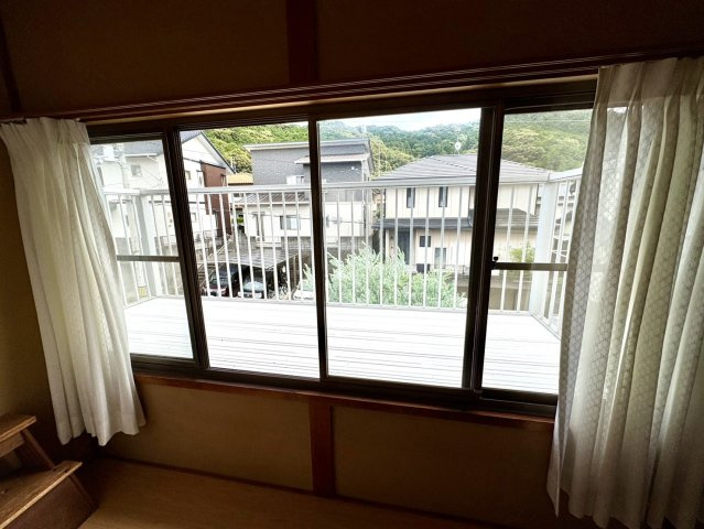 「庭付き南向き」高知市春野町平和　中古一戸建ての洋室|和室はベランダから光がたっぷりと入ります◎