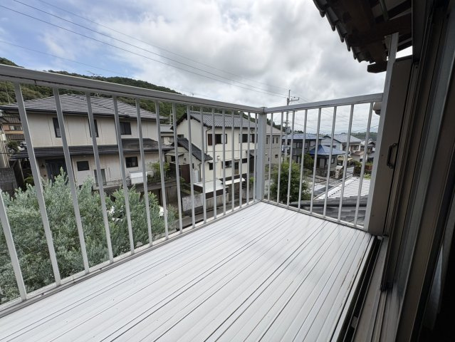 「庭付き南向き」高知市春野町平和　中古一戸建てのバルコニー|ベランダは十分な広さでお布団干しにも◎