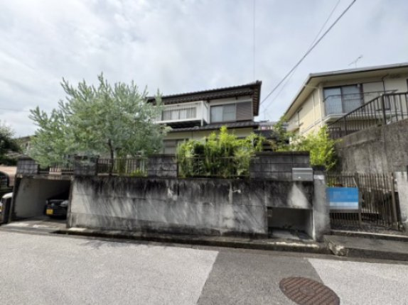 「庭付き南向き」高知市春野町平和　中古一戸建ての外観|前面道路から高さと距離があるので室内が丸見えにならずプライバシー◎