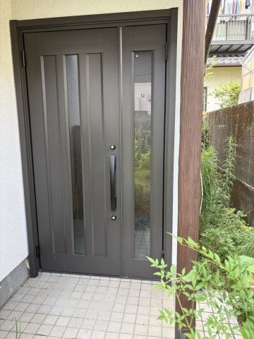 「庭付き南向き」高知市春野町平和　中古一戸建ての玄関|開口が広く大型家具の搬入もラクな玄関ドアです♪
