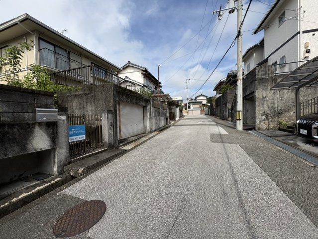 「庭付き南向き」高知市春野町平和　中古一戸建ての前面道路含む現地写真|閑静な住宅街です♪前面道路は広いので通行しやすい◎