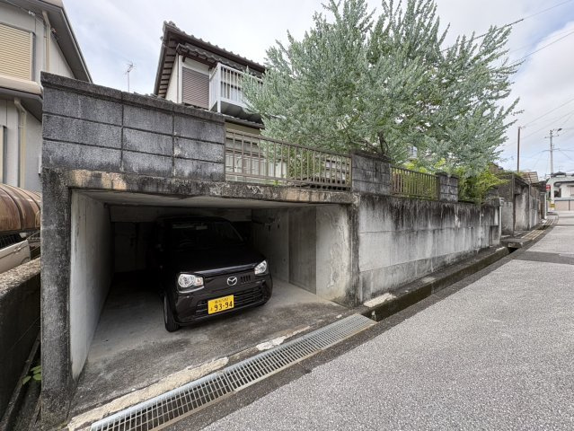 「庭付き南向き」高知市春野町平和　中古一戸建ての駐車場|1台分の駐車スペースがあります♪