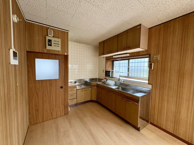 「庭付き南向き」高知市春野町平和　中古一戸建てのキッチン|収納力のありお料理がはかどりそうなるL型キッチン☆