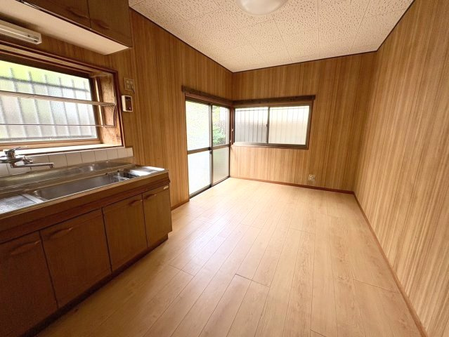 「庭付き南向き」高知市春野町平和　中古一戸建てのキッチン|窓が多く、心地よい食事時間が楽しめそうですね♪