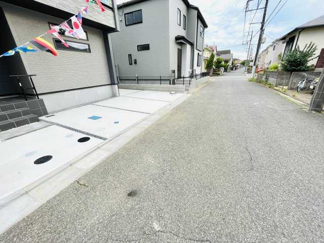 千葉市緑区あすみが丘８丁目の前面道路含む現地写真