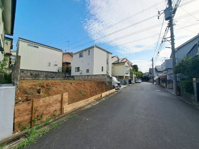 【前面道路含む現地写真】 | 新座市野寺3丁目　建築条件無売地　全1区画　(保谷店) | 徒歩8分のバス停『道場』から西武池袋線「ひばりヶ丘」駅や東武東上線「朝霞台」駅への移動も可能です。