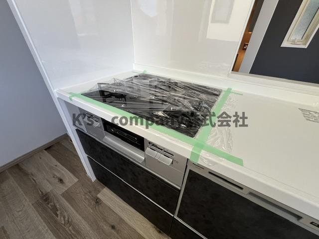 茅ヶ崎市中海岸4丁目　中古戸建のキッチン|同時進行ができる3口コンロ♪