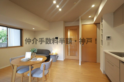 【居間・リビング】 | 神戸元町山手ヴィアージュ　仲介手数料半額！ | ゆったりとしたリビングです