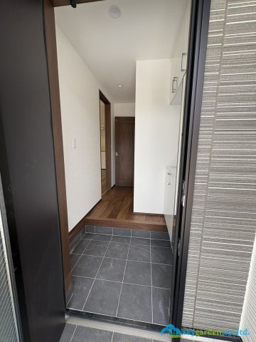 藤沢市湘南台3丁目　新築戸建　全２棟A号棟の玄関|明るい玄関です