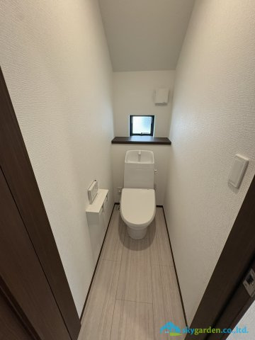 藤沢市湘南台3丁目　新築戸建　全２棟A号棟のトイレ|落ち着いた色調のトイレです