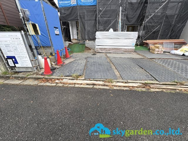 藤沢市湘南台3丁目　新築戸建　全２棟A号棟の駐車場|車種により並列２台駐車可
令和8年10月5日撮影　建築中