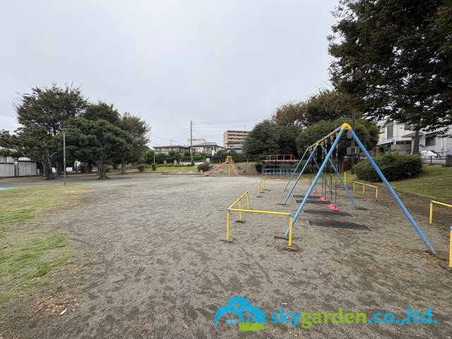 藤沢市湘南台3丁目　新築戸建　全２棟A号棟の周辺|物件から道路斜向かいにある中丸公園