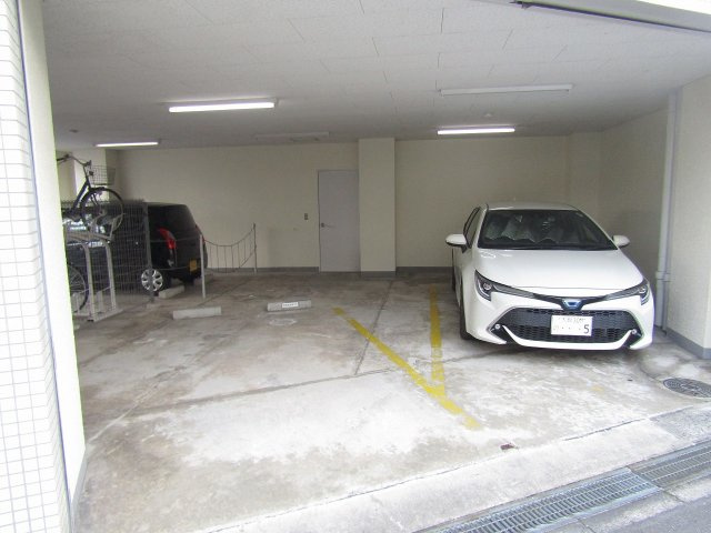 シャトーノールの駐車場