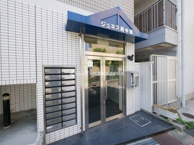ジュネス西中島のエントランス