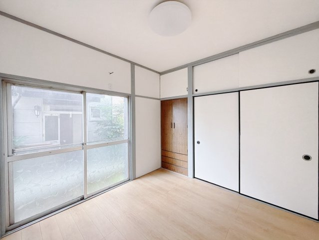 【中古戸建】桐生市相生町2丁目の洋室|■洋室｜心地よい日光が差し込む洋室。書斎や子供部屋など、多目的に活用できます♪