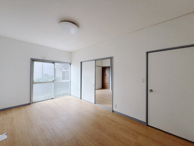 【中古戸建】桐生市相生町2丁目の洋室|■洋室｜ほっと安らぐ落ち着いたナチュラルな色合い。お部屋も心もやさしいぬくもりに包まれます。明るい日差しが降り注ぐお部屋に、居心地の良さを感じます♪