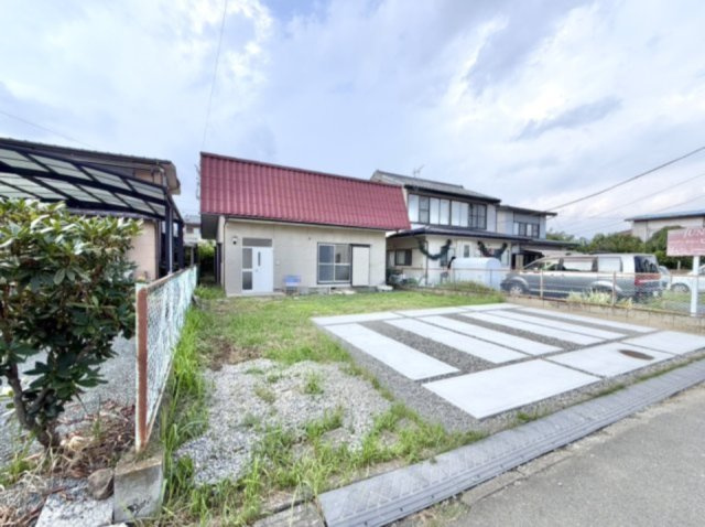 【中古戸建】桐生市相生町2丁目の外観|■外観｜ワンフロアならではの動線の良さや、家族のあたたかさを感じることができるコミュニケーションの取りやすさが魅力の平屋建てです。