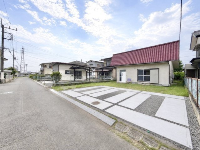 【中古戸建】桐生市相生町2丁目の外観|■外観｜広々とした駐車スペースで楽々3台並列駐車可能！お買い物後もスムーズにお荷物を運べます♪