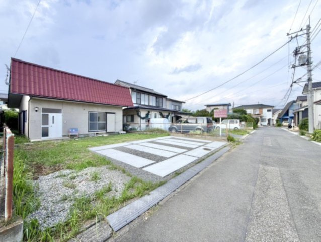 【中古戸建】桐生市相生町2丁目の外観|■外観｜周囲の見渡しが良く、車の出入りの際も安全確認がしやすいため、小さなお子様がいるご家庭でも安心です♪