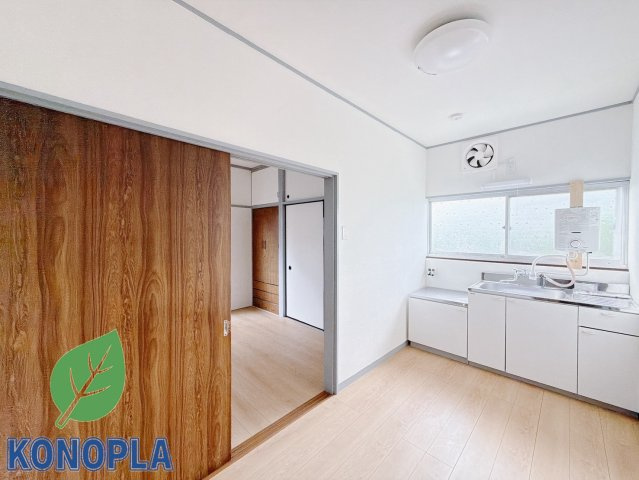 【中古戸建】桐生市相生町2丁目のキッチン|■キッチン｜リフォーム済みでキレイな状態のキッチン。キッチン｜お料理時の油の臭いや煙などが隣接するお部屋に充満しにくい造りとなっており、急な来客時にも生活感を見せずに過ごせます♪