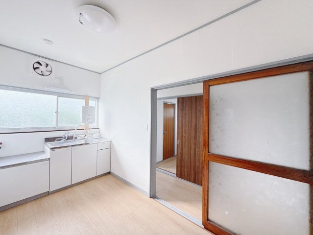 【中古戸建】桐生市相生町2丁目のキッチン|■キッチン｜独立キッチンのメリットは人目を気にせずお料理が出来ることです！来客時にも手元を見られない安心感があります。収納棚を設けてスッキリしたキッチンに変身可能です♪