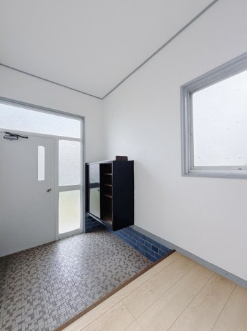 【中古戸建】桐生市相生町2丁目の玄関|■玄関｜太陽の光をたっぷり採り込む南玄関☆玄関横の物入は急な来客時でもさっとお片付けできるスペースを確保しています♪