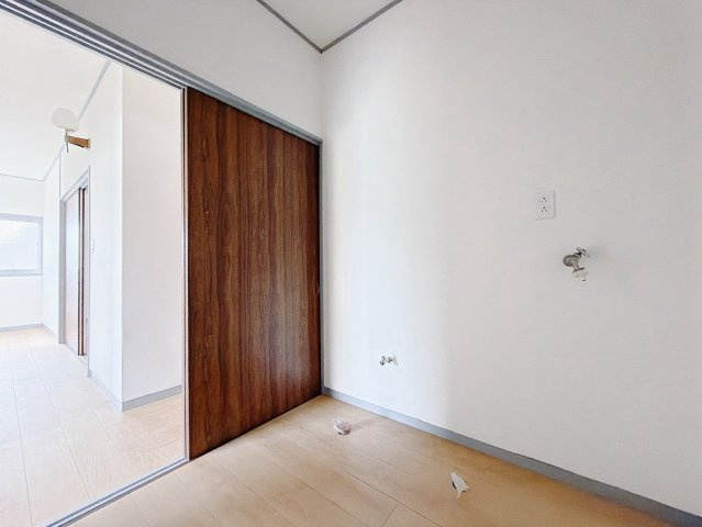 【中古戸建】桐生市相生町2丁目の独立洗面台|■洗面室｜洗濯機を置いてもゆとりある広さの洗面脱衣室です♪冬はストーブ、夏にはサーキュレーターを置き、快適に過ごすことができます♪
