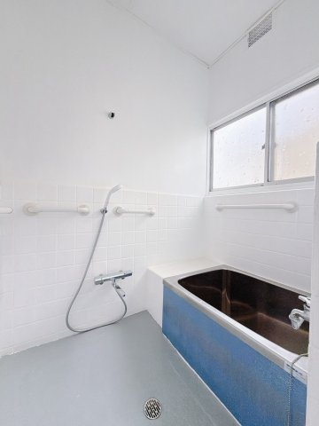 【中古戸建】桐生市相生町2丁目の浴室|■浴室｜清潔感あふれる浴室です。1日の疲れを癒す、ゆったりとしたバスタイムをぜひお過ごしください(*＾＾*)大きな窓付きで嬉しい♪