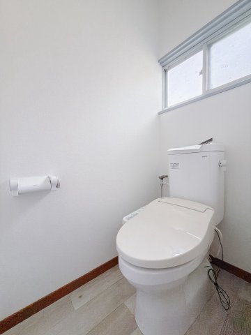 【中古戸建】桐生市相生町2丁目のトイレ|■トイレ｜シャワー付きトイレを完備。自然光が入る落ち着いた空間です。ついつい長居してしまいますね♪