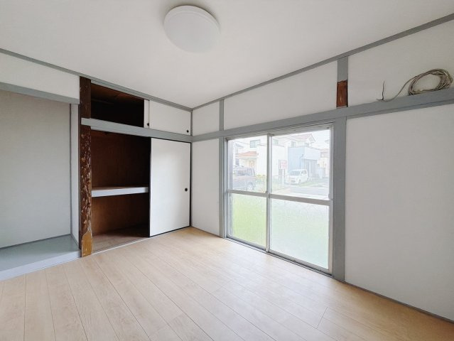 【中古戸建】桐生市相生町2丁目の居間・リビング|■洋室｜シンプルな色味のためインテリアや小物で自由にアクセントを加えやすいのが魅力であり、日常の空間をオシャレに見せてくれます。