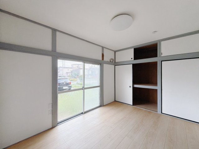 【中古戸建】桐生市相生町2丁目の洋室|■洋室｜自然光に包まれ、毎日を気持ちよく過ごせる一室です♪