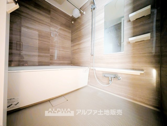 カサーレ青梅末広町の浴室|【Bathroom】
◆浴室換気乾燥機付き◆雨に日でも洗濯物が乾かせ、同時に室内を乾燥させる為、カビ、汚れの発生を抑えます。暖房機機能があり冬場は入浴前に暖め可能でとても重宝します。