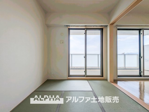 カサーレ青梅末広町の和室|【Japanese-room】
◆和室◆ライフスタイルに合わせて使い方を変えられる和室。趣味の時間や読書、家族団らんの場としても活用できます。