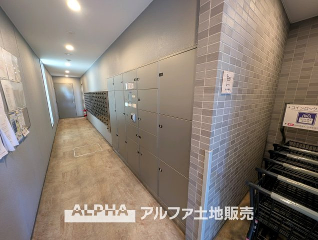 カサーレ青梅末広町の収納|【Storage Space】
◆豊富な収納◆住まいの各所に収納スペースを確保。衣類や日用品はもちろん、季節用品や趣味の道具もすっきり整理でき、居住空間を広々と使える住まいです。