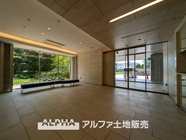 カサーレ青梅末広町のバルコニー|【Open Air】
◆空を感じる場所◆陽光あが広がるバルコニーは、洗濯物を干すだけでなく、外の風を感じながら気分を切り替えられる心地よい空間になっています。