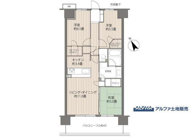 カサーレ青梅末広町のその他|【Balcony】◆バルコニー◆日当たりの良いバルコニーは、洗濯物がよく乾くだけでなく、外の空気を感じながらひと息つける場所。暮らしに心地よい余白をもたらします。