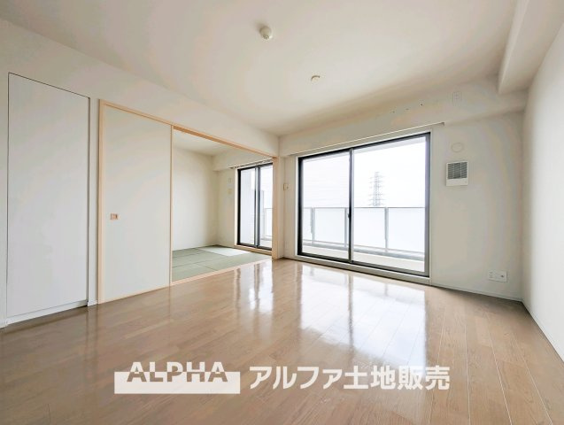 カサーレ青梅末広町の居間・リビング|【Daily Scene】
◆暮らしをつなぐ場所◆
「おはよう」から「おやすみ」まで、一日のさまざまな時間が交差するリビング。家族の何気ない毎日を、心地よく支える空間です。