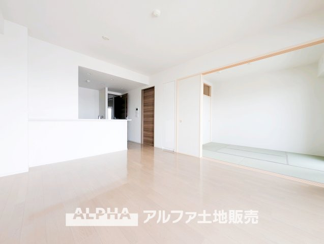 カサーレ青梅末広町のその他|【Warm Light】
◆ぬくもりに満ちた場所◆
差し込む陽だまりが、心の奥までやさしく照らす。過ごすほどに、この場所が帰りたくなる存在へと変わっていく。