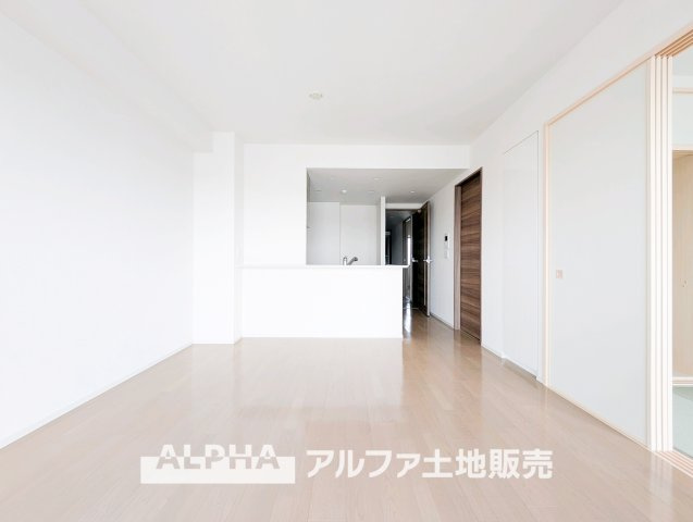 カサーレ青梅末広町の居間・リビング|【Living Space】
◆暮らしの中心◆
家族との団らんや来客時のおもてなし、お子様の遊び場や学習スペースなど、さまざまなライフシーンに対応するリビングです。