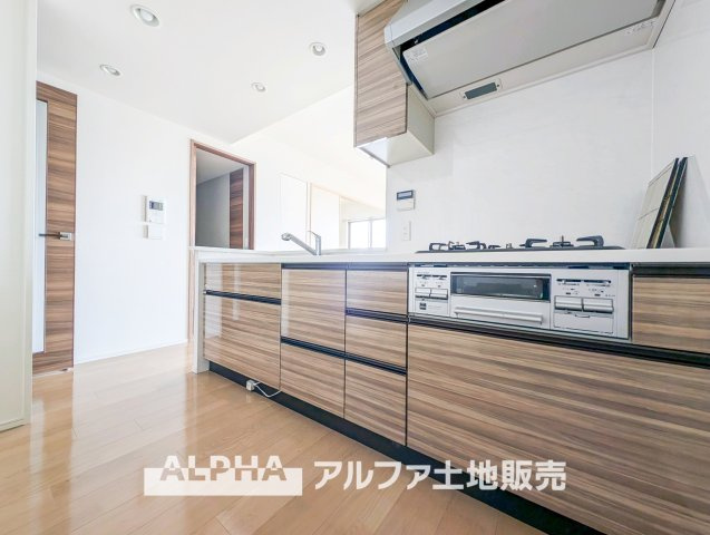 カサーレ青梅末広町の間取り|【A cozy space】◆余白のある暮らし◆
人を招いても、ひとりで過ごしても心地よい住空間。
温もりを感じるこの場所が、暮らしの輪郭をやさしく描いていく。