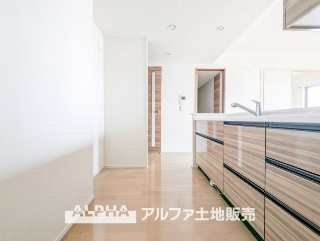 カサーレ青梅末広町のキッチン|【Feel at Home】
◆自然と居場所になる◆料理をしながら会話が広がる、家族との時間を大切にできるキッチン。空間全体に統一感があり、住まいにやさしいぬくもりを感じられます。
