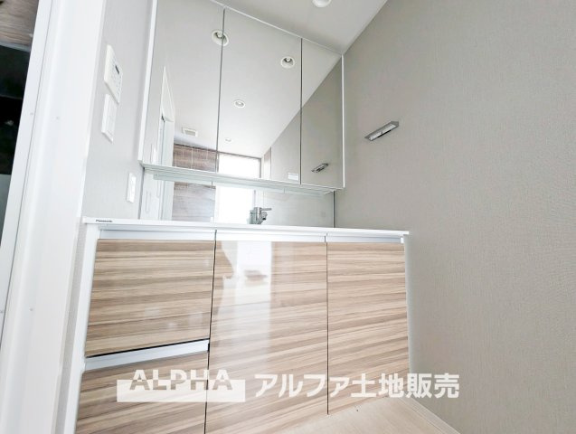 カサーレ青梅末広町のキッチン|【Daily Comfort】
◆毎日を整える空間◆使いやすさに配慮されたキッチンは、料理をする時間まで楽しく感じられる場所。暮らしのリズムに自然と馴染み、心地よい日常を演出します。