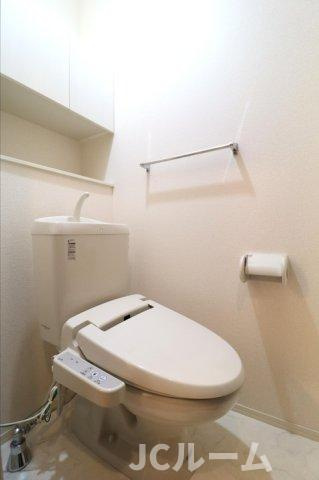 セーフハウスのトイレ|収納があるのでトイレットペーパー等を入れられます☆